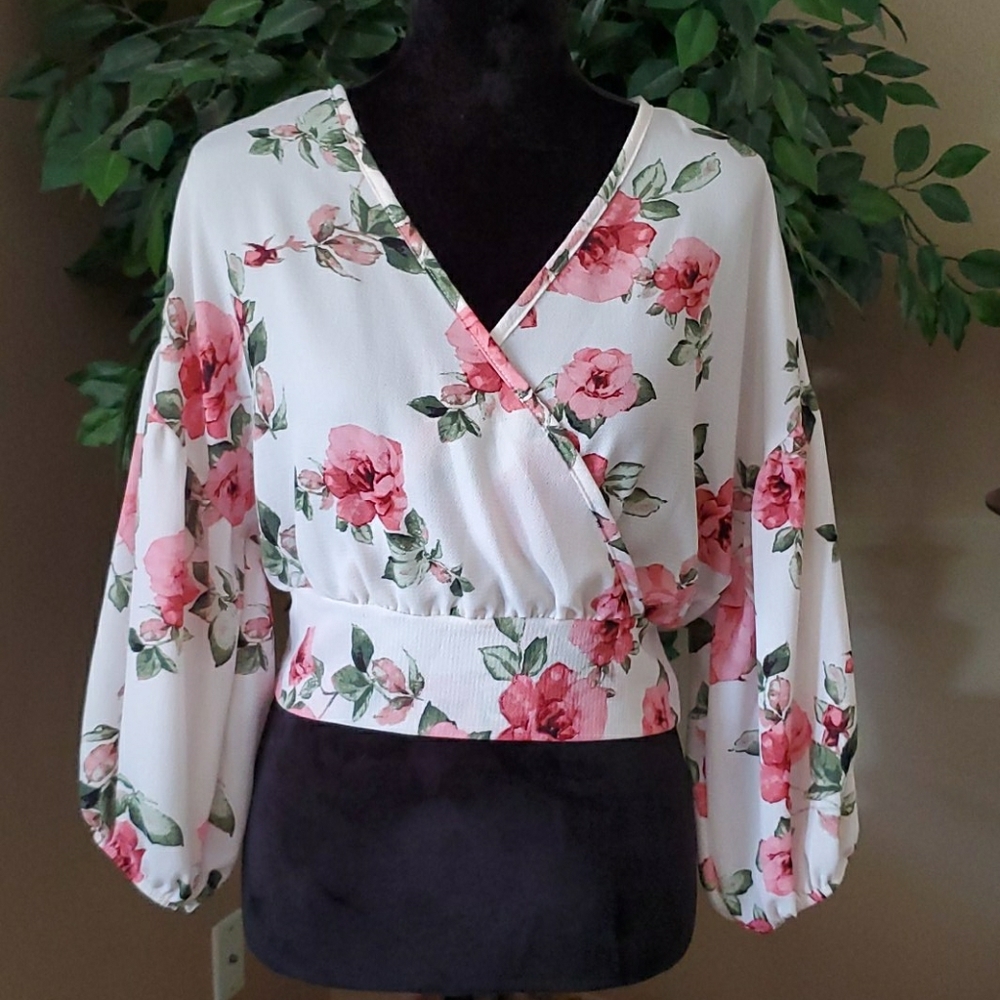NWT Rue 21- Beautiful floral blouse
